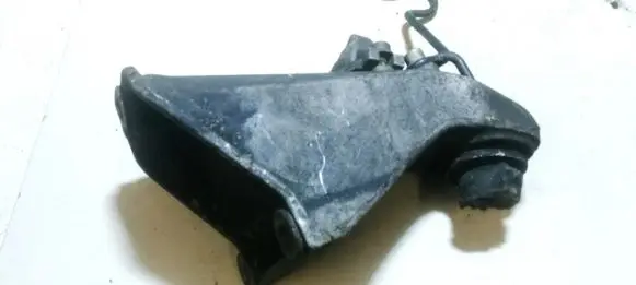 Volkswagen PASSAT B5 Engine mounting bracket
