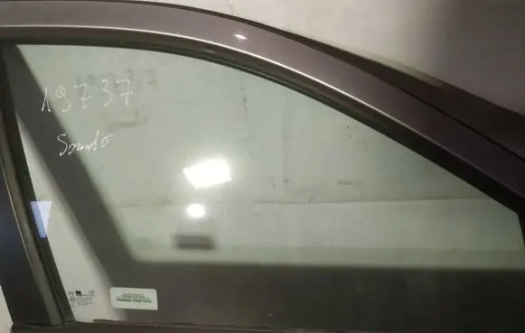 KIA Sorento Front door window glass four-door as2