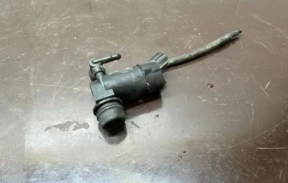 Volvo C30 Windscreen/windshield washer pump 1S7117K624FE