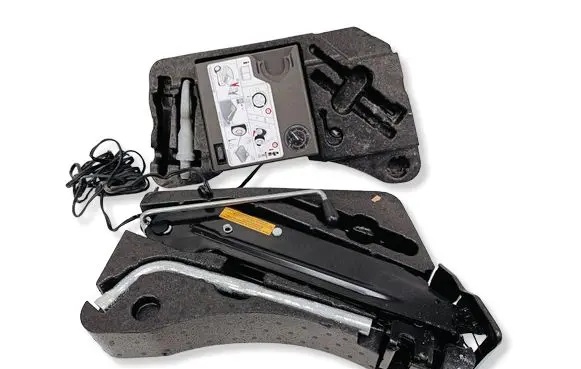 Volkswagen Touareg II Tool set 7P0012112F