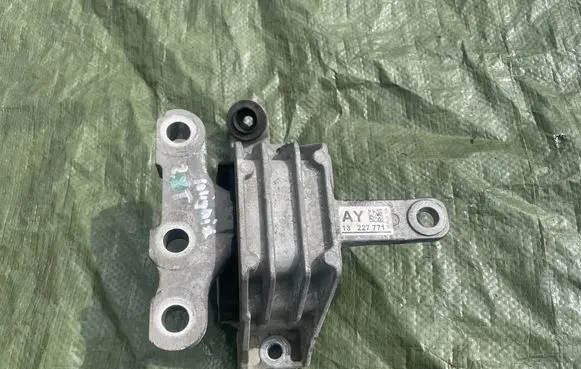 Opel Insignia A Engine mount bracket 13227771 TOBI311