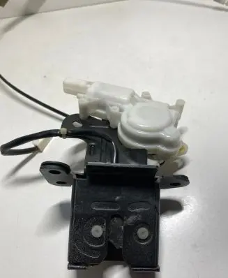 Mazda 3 I Tailgate/trunk/boot lock/catch/latch