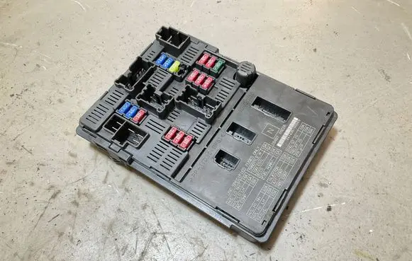 Nissan Note (E12) Fuse module 284B71HZ2A 241436100569