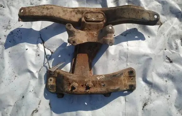 Subaru Legacy Engine mounting bracket
