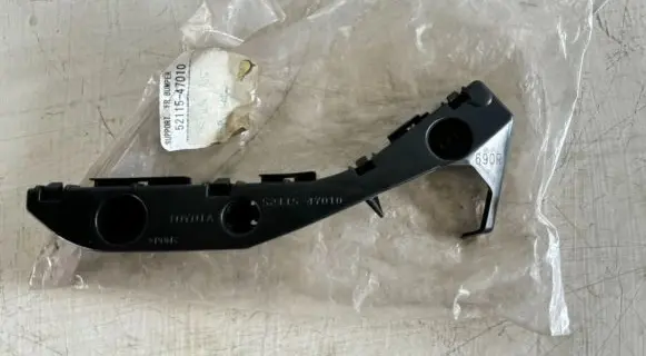 Toyota Prius (XW20) Front bumper mounting bracket 5211547010
