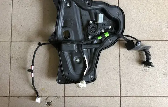 Mazda 3 III Rear door window regulator with motor BHN97397X