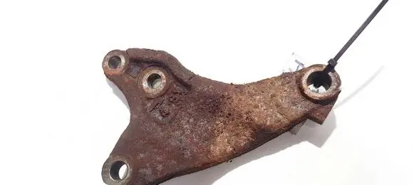 Engine mounting bracket