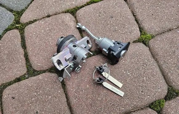 Toyota Camry VIII XV70 Front door lock OPELCZESCI.com-C29