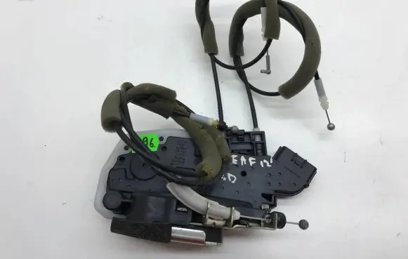Nissan Leaf I (ZE0) Front door lock