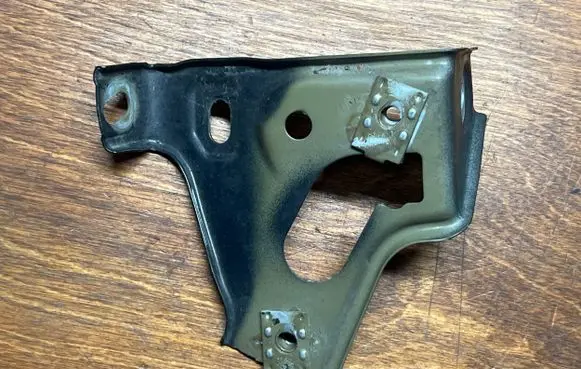 Opel Astra J Fender mounting bracket 13276370
