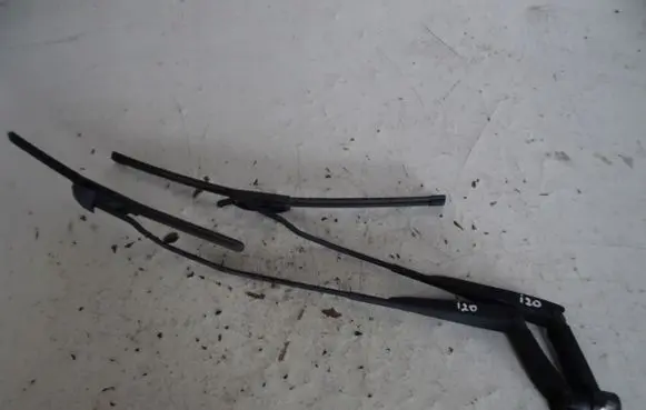 Hyundai i20 (PB PBT) Front wiper blade arm