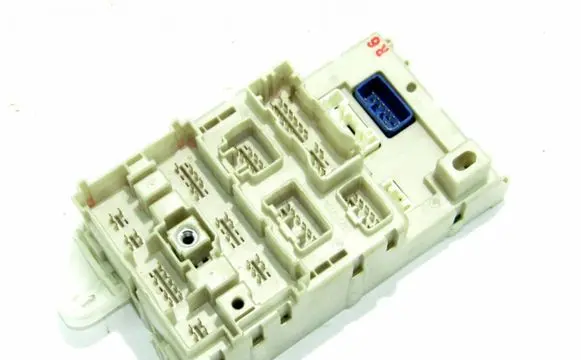Toyota RAV 4 (XA20) Fuse module 5H040269