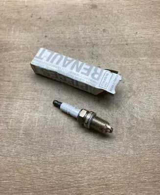 Renault Megane II Spark plug 7700500168