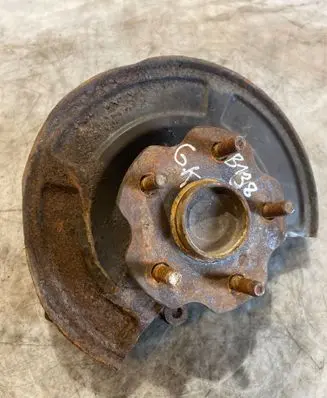 Toyota Avensis T270 Rear wheel hub 8131 B043 R11L