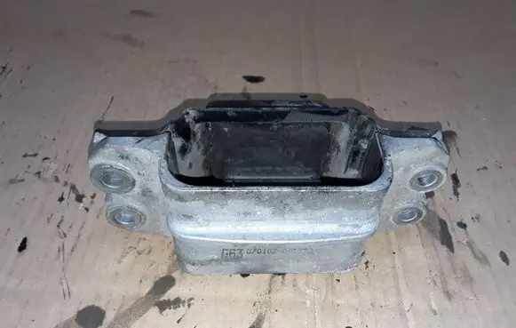 Volkswagen PASSAT B6 Engine mount bracket 3C0199555