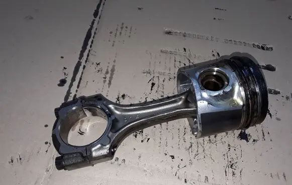 Toyota Avensis T220 Piston with connecting rod 82L73 M061