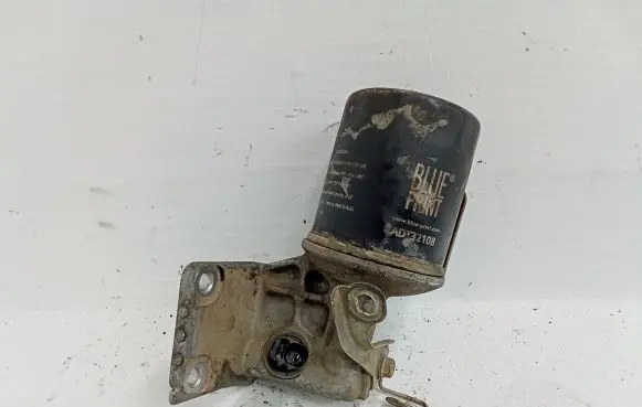 Oil filter mounting bracket