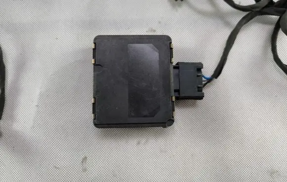 Tesla Model S Distronic sensor radar 1057551-00-B