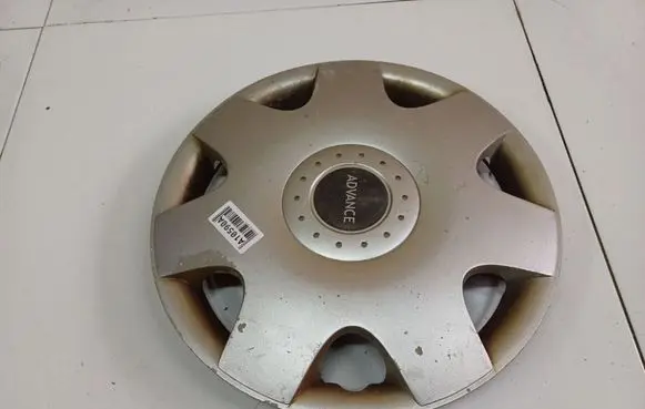 Mitsubishi Colt R13 wheel hub/cap/trim 