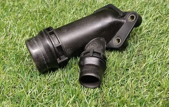 BMW 5 E60 E61 Engine coolant pipe/hose 2247744 11122247744