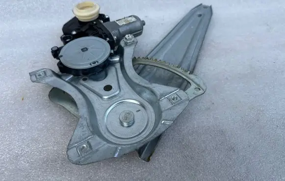 Toyota Avensis T270 Rear door window regulator with motor C35420101 8572005061