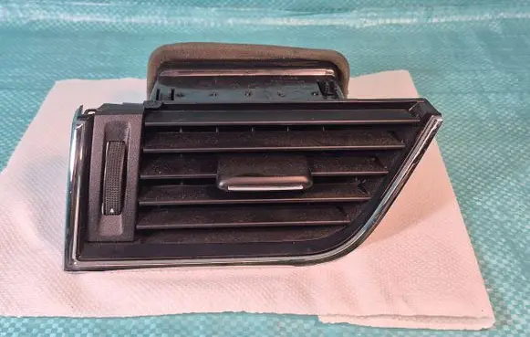 Skoda Octavia Mk3 (5E) Dashboard side air vent grill/cover trim 5E0819701C SK37X