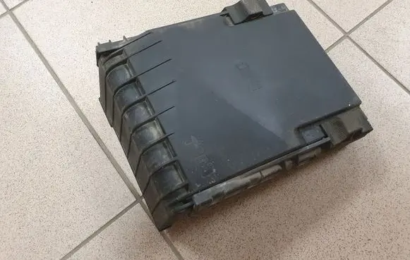 Volkswagen PASSAT B6 Fuse box cover 1K0937132F