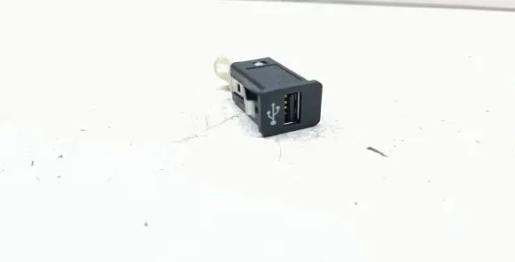 BMW X3 F25 USB socket connector 9237656 84109237656