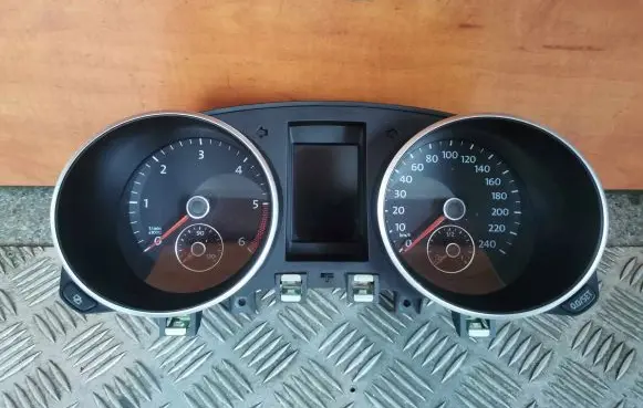 Volkswagen Golf VI Speedometer (instrument cluster) 5K0920870G