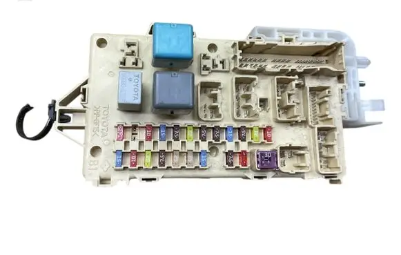 Toyota Corolla Verso E121 Fuse module 892210F010