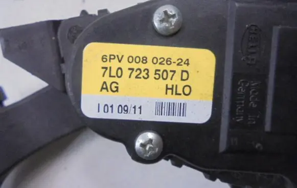 Volkswagen Touareg I Accelerator pedal position sensor 7L0723507D
