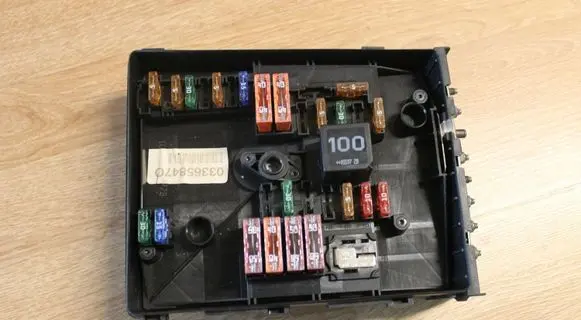 Volkswagen Golf V Fuse module 1K0937125