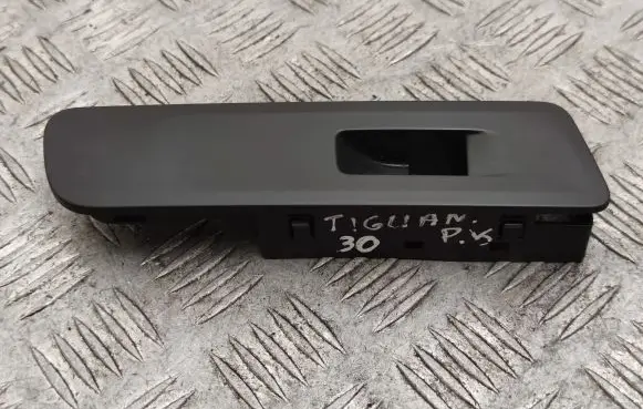 Volkswagen Tiguan Front door card panel trim 5N2867255A