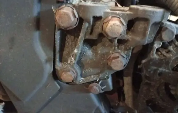 Volvo V50 Engine mounting bracket