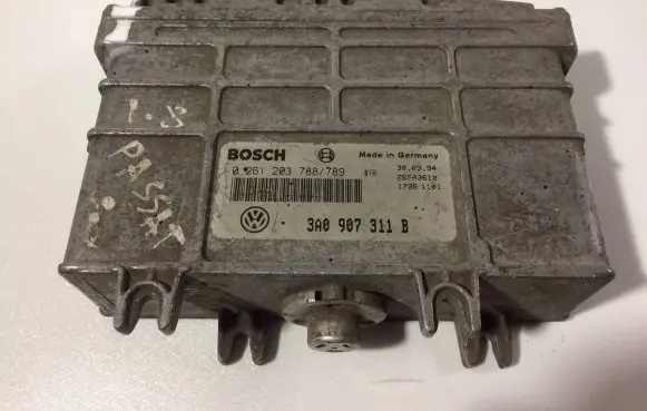 Volkswagen PASSAT B4 Engine control unit/module 3A0907311B 0261203788