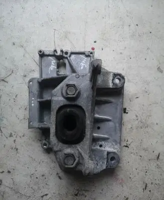 Nissan Juke I F15 Engine mounting bracket