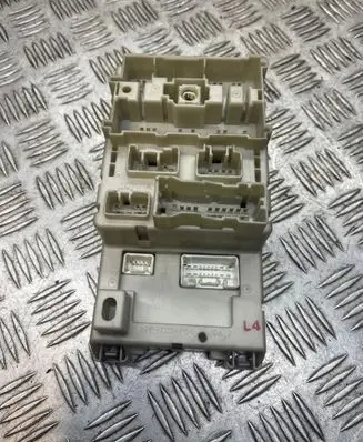 Toyota RAV 4 (XA20) Fuse module 8273342080 4C310838