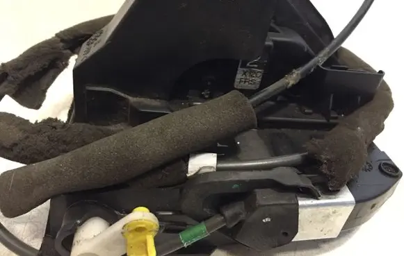 Nissan Juke I F15 Front door lock X12CFRS