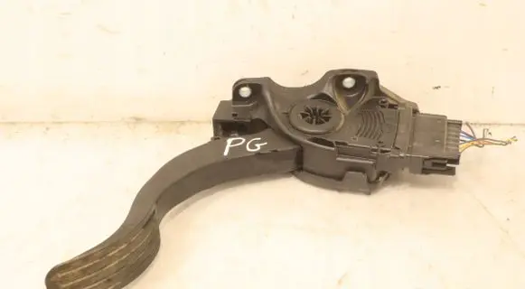 Accelerator throttle pedal