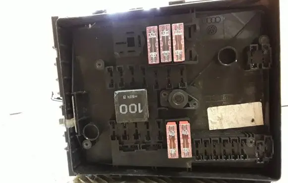 Volkswagen Caddy Fuse module 017181301