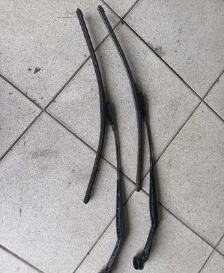 Ford Fusion II Front wiper blade arm