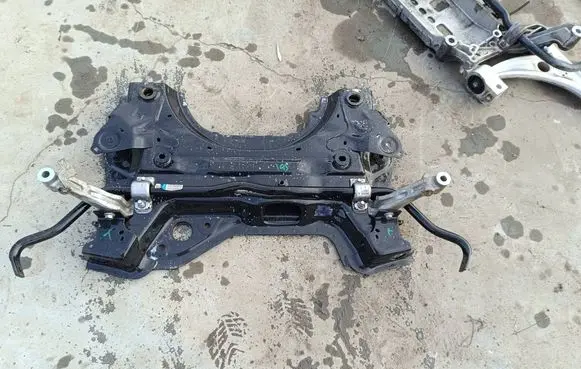 Peugeot 5008 II Front subframe