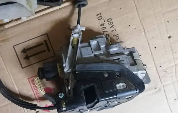 Volkswagen PASSAT B6 Rear door lock 3C4839016A