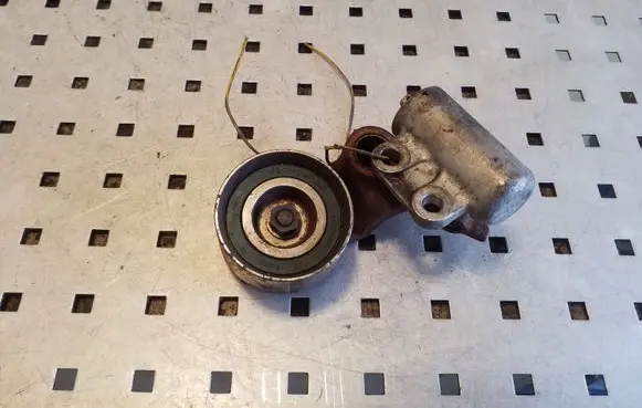 Toyota Avensis T220 Generator/alternator belt tensioner