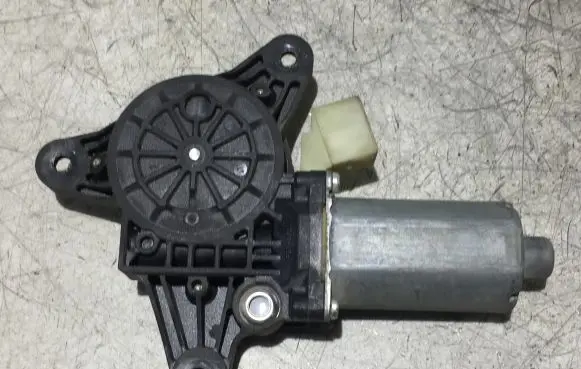 Mercedes-Benz Vito Viano W639 Front door window regulator motor 0130821941