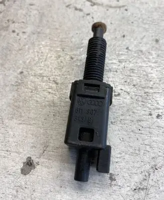 Volkswagen PASSAT B5 Brake pedal sensor switch 811907