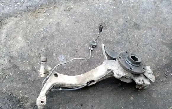 Volkswagen PASSAT B5 Front wheel hub spindle knuckle