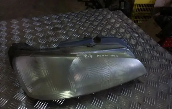 Peugeot 106 Headlight/headlamp 88202143