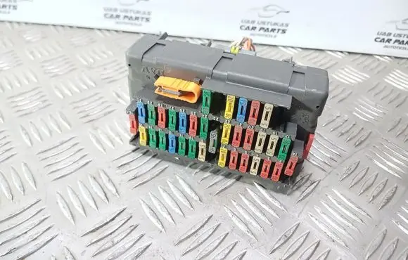 Peugeot 406 Fuse module 94592881