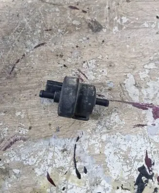 Volkswagen Golf V Valve vacuum 058133459